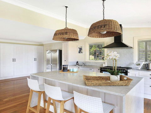 Duncraig House - Open Fireplace, Spa, Pet Friendly - Accommodation Newcastle 3