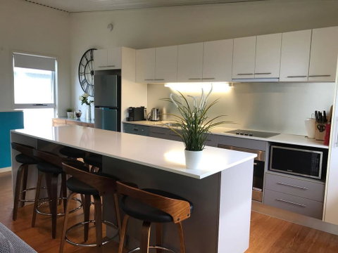 Easy Breezy Beach Shack - Accommodation Newcastle 0