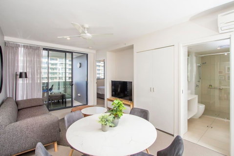 Elite Elegance 2BR@Hamilton APT With Parking - Accommodation Newcastle 2