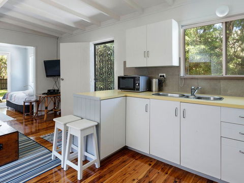 Enjoy The Soothing Sea Breeze - Accommodation Newcastle 1