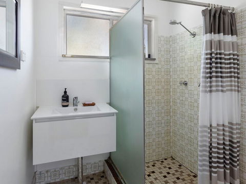 Enjoy The Soothing Sea Breeze - Accommodation Newcastle 3
