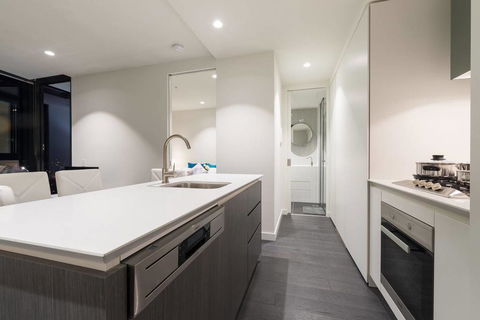 EQ Tower Luxury 2 Bedroom Skyline CBD Apartment - Accommodation Newcastle 3