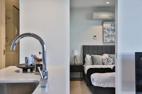 EQ TOWER Melbourne CBD APT - Accommodation Newcastle 1