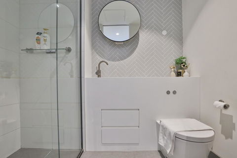 EQ TOWER Melbourne CBD APT - Accommodation Newcastle 3