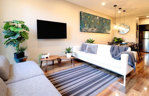 EROS City Fringe - Wifi, Wine, Netflix, Pets OK And Park Views! - Accommodation Newcastle 1