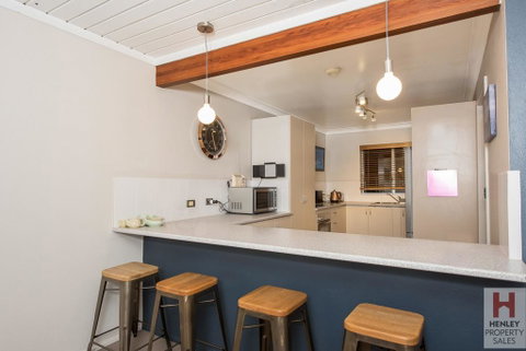 Erulisse-Spacious Townhouse With Magical Lake Views - Accommodation Newcastle 2