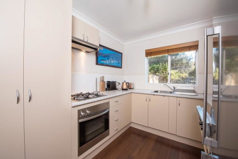 Erulisse-Spacious Townhouse With Magical Lake Views - Accommodation Newcastle 3