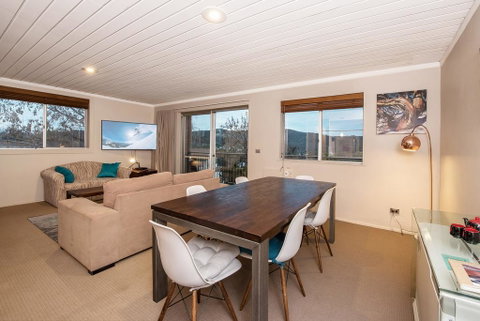 Erulisse-Spacious Townhouse With Magical Lake Views - Accommodation Newcastle 1