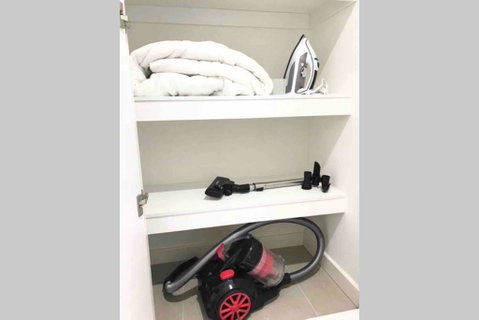 ESQ Astonishing 3BD Apartment 1 Min From Train Station - Accommodation Newcastle 3