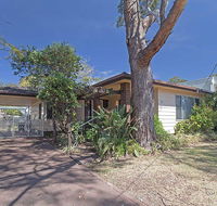 Evan's Retreat' 5 Sandy Point Road - cottage across the road from Sandy Point Beach - Accommodation Newcastle