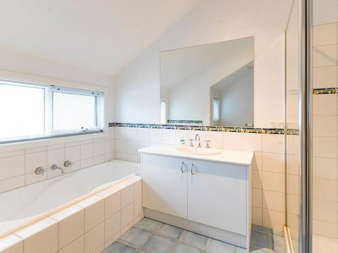 EVERGREEN BEACH HOUSE - Accommodation Newcastle 2