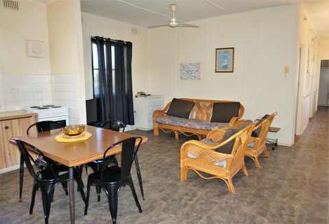 Exmouth Villas Unit 29 - Affordable 3 Bedroom Villa With A Great Location - Accommodation Newcastle 3