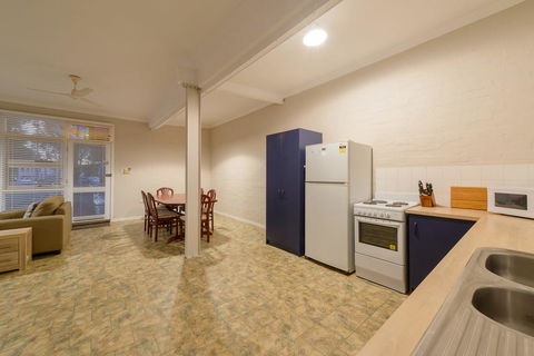 Exmouth Villas Unit 35 - 2 Bedroom Self-Contained Unit At The Heart Of Town - Accommodation Newcastle 2