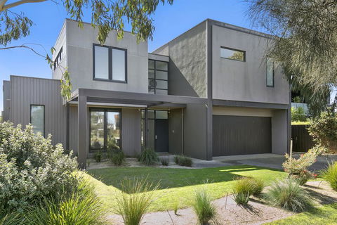 Fabulous Home - Families Only - Accommodation Newcastle 1