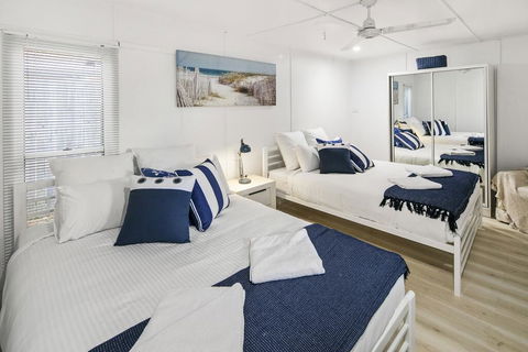 Family Beach House With Parking And Outdoor Dining - Accommodation Newcastle 3