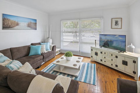 Family Beach House With Parking And Outdoor Dining - Accommodation Newcastle 0