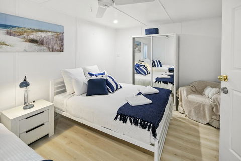 Family Beach House With Parking And Outdoor Dining - Accommodation Newcastle 2