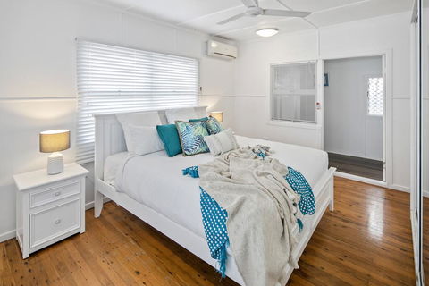Family Beach House With Parking And Outdoor Dining - Accommodation Newcastle 1