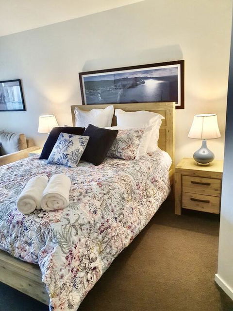 FAMILY ISLAND GETAWAY - BEACHFRONT APARTMENT - Accommodation Newcastle 3