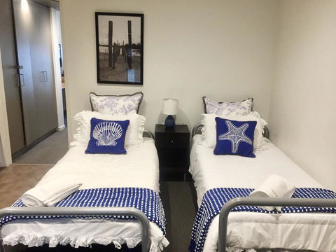 FAMILY ISLAND GETAWAY - BEACHFRONT APARTMENT - Accommodation Newcastle 2