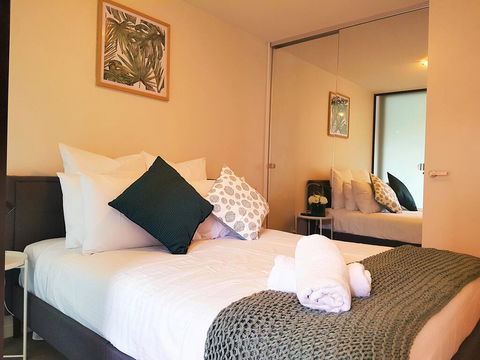 FITZROY FANTASTIC 1BR APT With FREE WINE, NETFLIX, WIFI, Close To TRAMS, COLES - Accommodation Newcastle 1