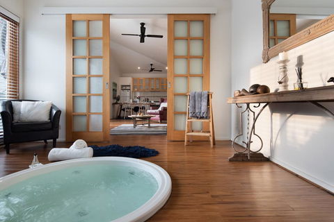 Gables Bend Spa Villa - Accommodation Newcastle 0