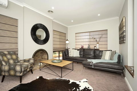Garden City Luxury Apt - Accommodation Newcastle 0