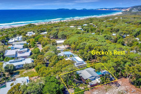 Gecko's Rest - Rainbow Shores, Executive Beach House, Pet Friendly, Pool, Wi-fi - Accommodation Newcastle 1