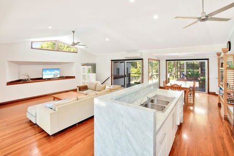 Gecko's Rest - Rainbow Shores, Executive Beach House, Pet Friendly, Pool, Wi-fi - Accommodation Newcastle 3