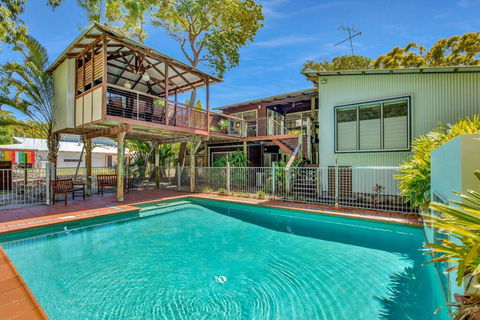 Gecko's Rest - Rainbow Shores, Executive Beach House, Pet Friendly, Pool, Wi-fi - Accommodation Newcastle 0