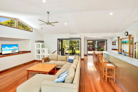 Gecko's Rest - Rainbow Shores, Executive Beach House, Pet Friendly, Pool, Wi-fi - Accommodation Newcastle 2