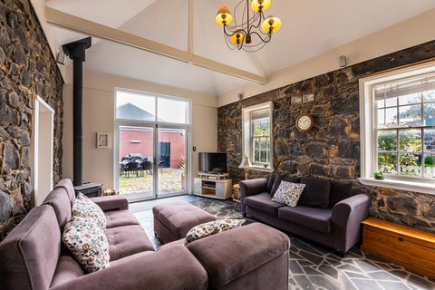 Georgia - Accommodation Newcastle 2