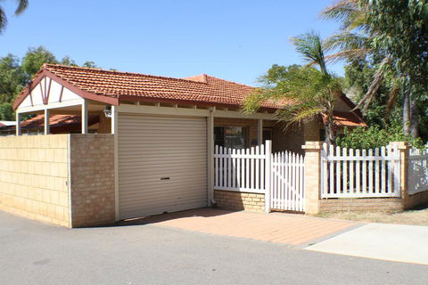 Geraldton Luxury Retreat 2 - Accommodation Newcastle 0