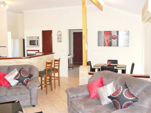 Geraldton Luxury Retreat 2 - Accommodation Newcastle 1