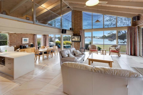 Getaway - Waterfront Island Living - Accommodation Newcastle 1