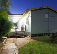 Getaway Villas Unit 3 - 3 Bedroom Self-Contained Villa with a Deck - Accommodation Newcastle