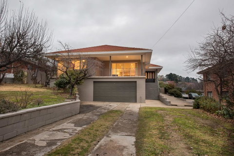 Gippsland Twelve-Spacious And Central With Off Street Parking - Accommodation Newcastle 2