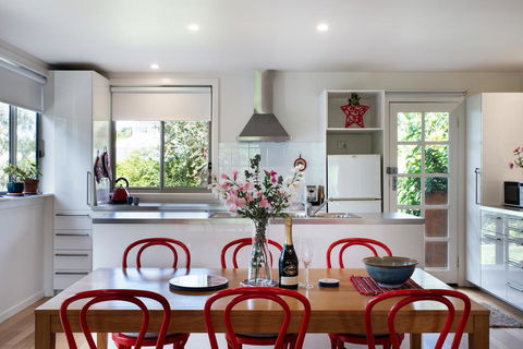 Giraffe Manor - Accommodation Newcastle 0
