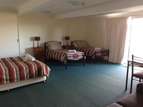 Glengarry 1 - Accommodation Newcastle 2