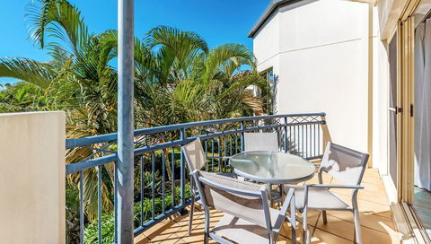 Golden Riviera Absolute Beachfront Resort - Accommodation Newcastle 2