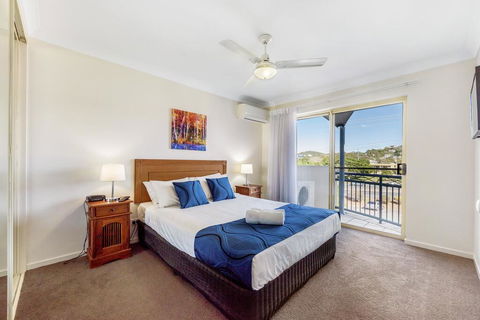 Golden Riviera Absolute Beachfront Resort - Accommodation Newcastle 3