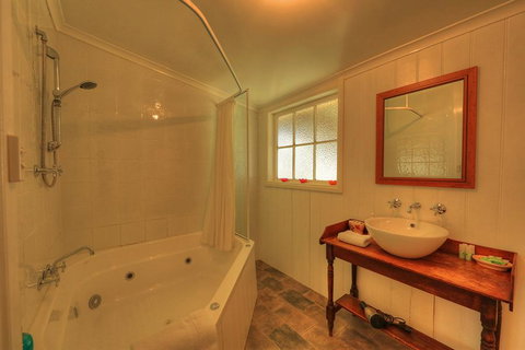 Grace's Spa Cottage - Accommodation Newcastle 3