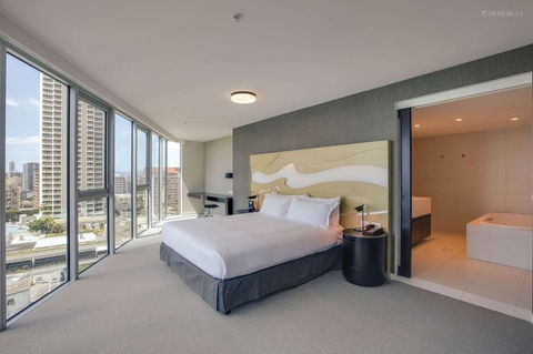 H Ocean View In Surfers Paradise - Accommodation Newcastle 2