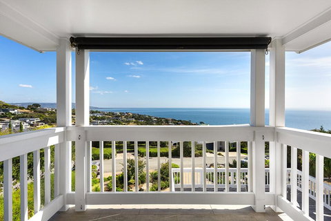 Hampton's Retreat Family Friendly, Water Views, Close To Beach With Heated Pool - Accommodation Newcastle 2