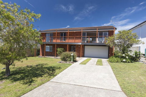HAMPTONS - Accommodation Newcastle 0
