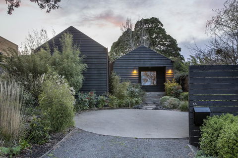 Hardwood House - Accommodation Newcastle 3