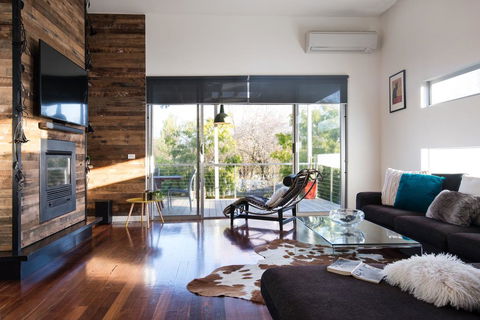 Harlequin - Accommodation Newcastle 0