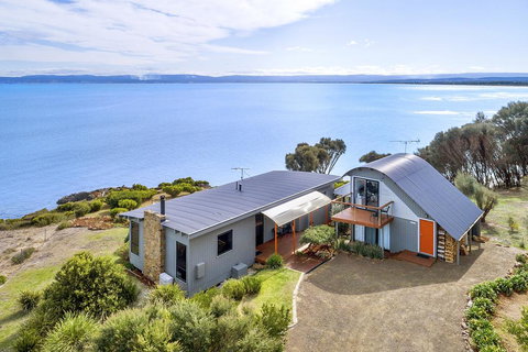 Hazards Hideaway - Accommodation Newcastle 0