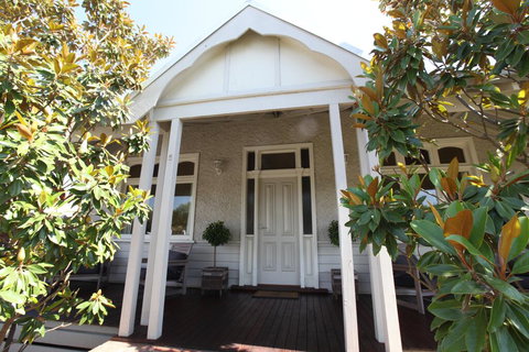 Healesville House - Magnolia House - Accommodation Newcastle 2