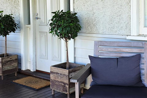 Healesville House - Magnolia House - Accommodation Newcastle 3